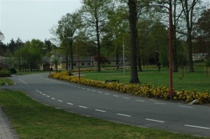 foto van een bocht in de weg met bomen erlangs