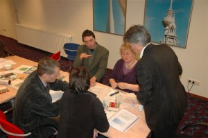 5 mensen om een tafel voor werkbespreking