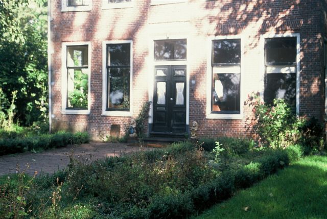 foto van de voortuin bij Rusthoven