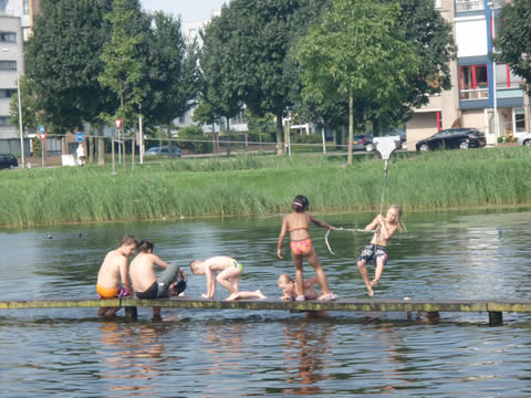 kinderen spelen op een vijvervlonder